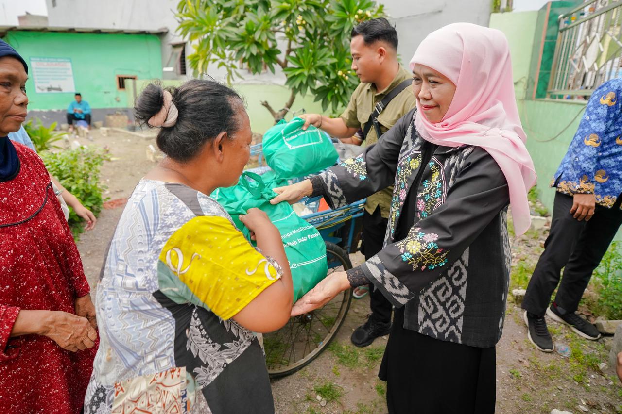 Jelang Pelantikan, Khofifah Ziarah ke Makam Suami dan Orang Tua Serta Berbagi Ratusan Paket Sembako Bagi Warga Tak Mampu