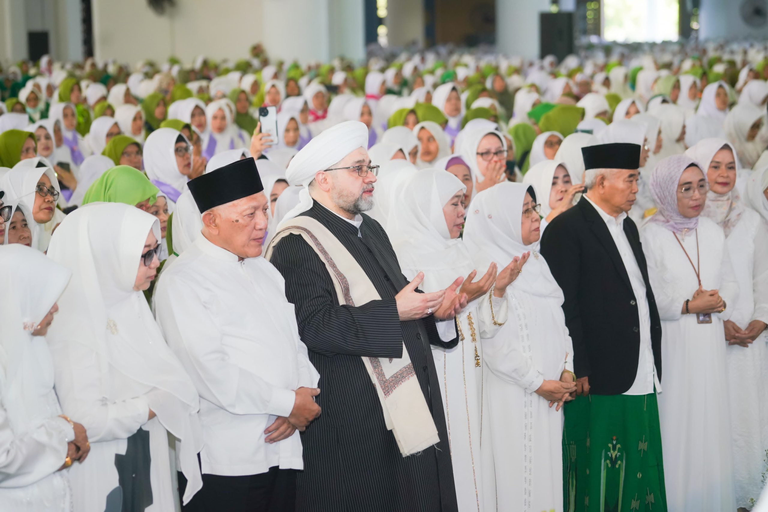 Bersama Puluhan Ribu Jemaah Muslimat NU, Gubernur Khofifah Mohon Doa Cicit Syech Abdul Qadir  Al Jailani Untuk Kedamaian Jawa Timur dan Indonesia