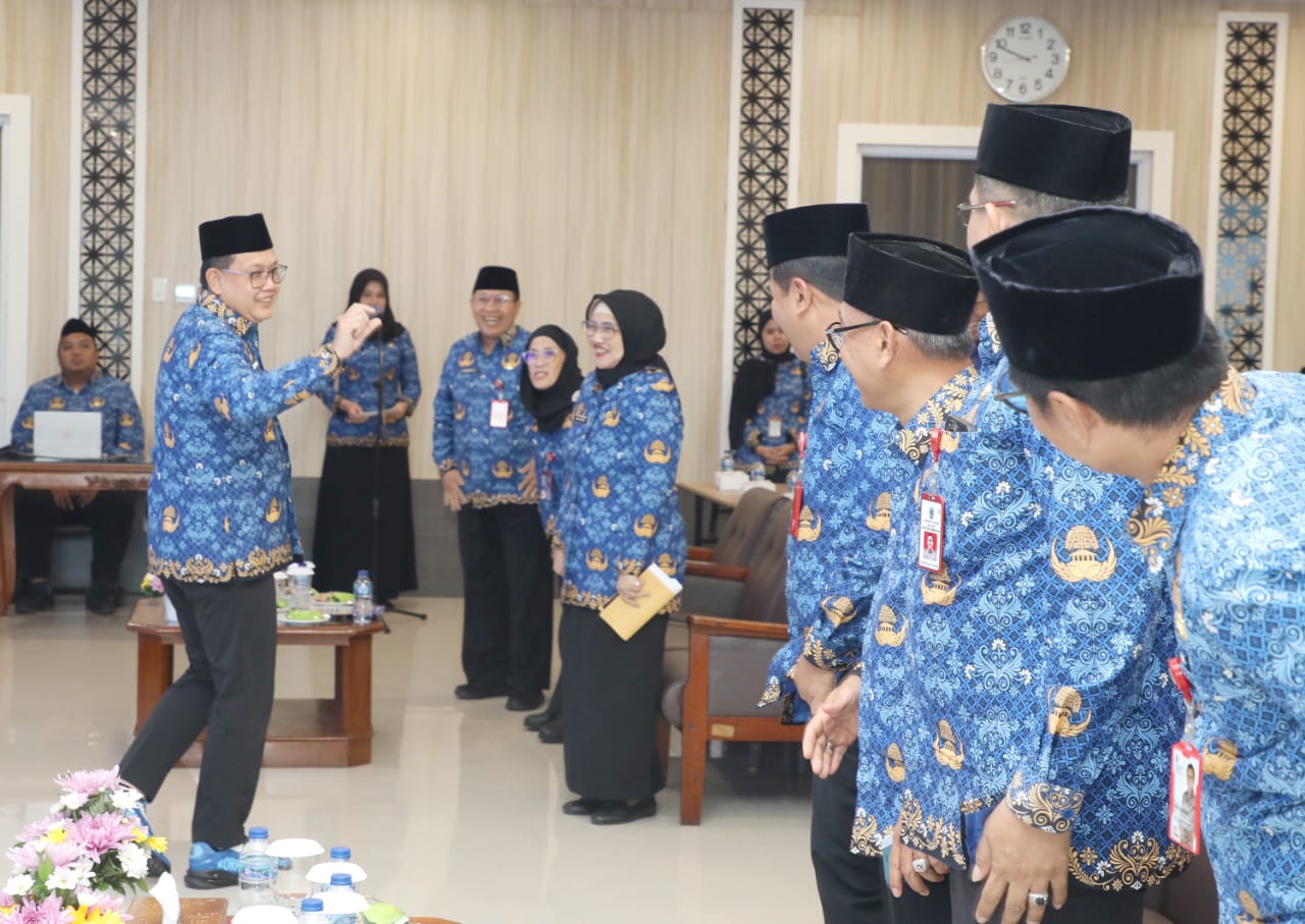 Lepas 100 CJH Anggota Korpri Jatim, Sekdaprov Adhy Pesan Jaga Diri dan Kesehatan