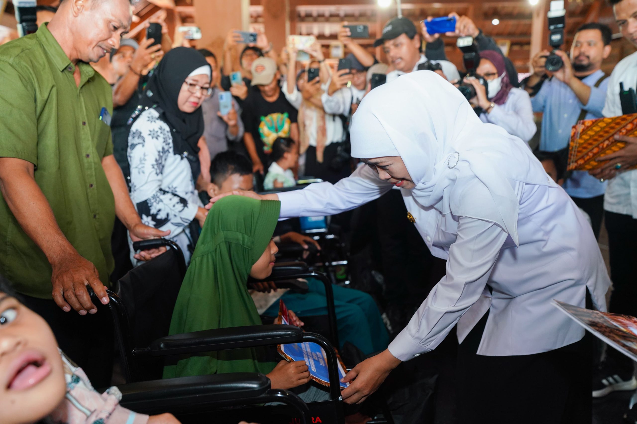 Gubernur Khofifah Serahkan Bantuan Sosial hingga BKK Desa senilai Rp 4,76 Miliar untuk Masyarakat Ponorogo