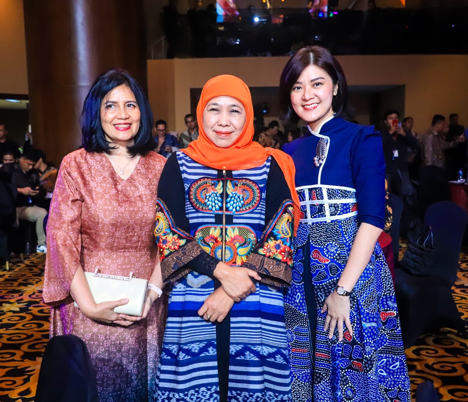 Gubernur Khofifah Terima Penghargaan Leading Women Awards 2025 dari CNN Indonesia