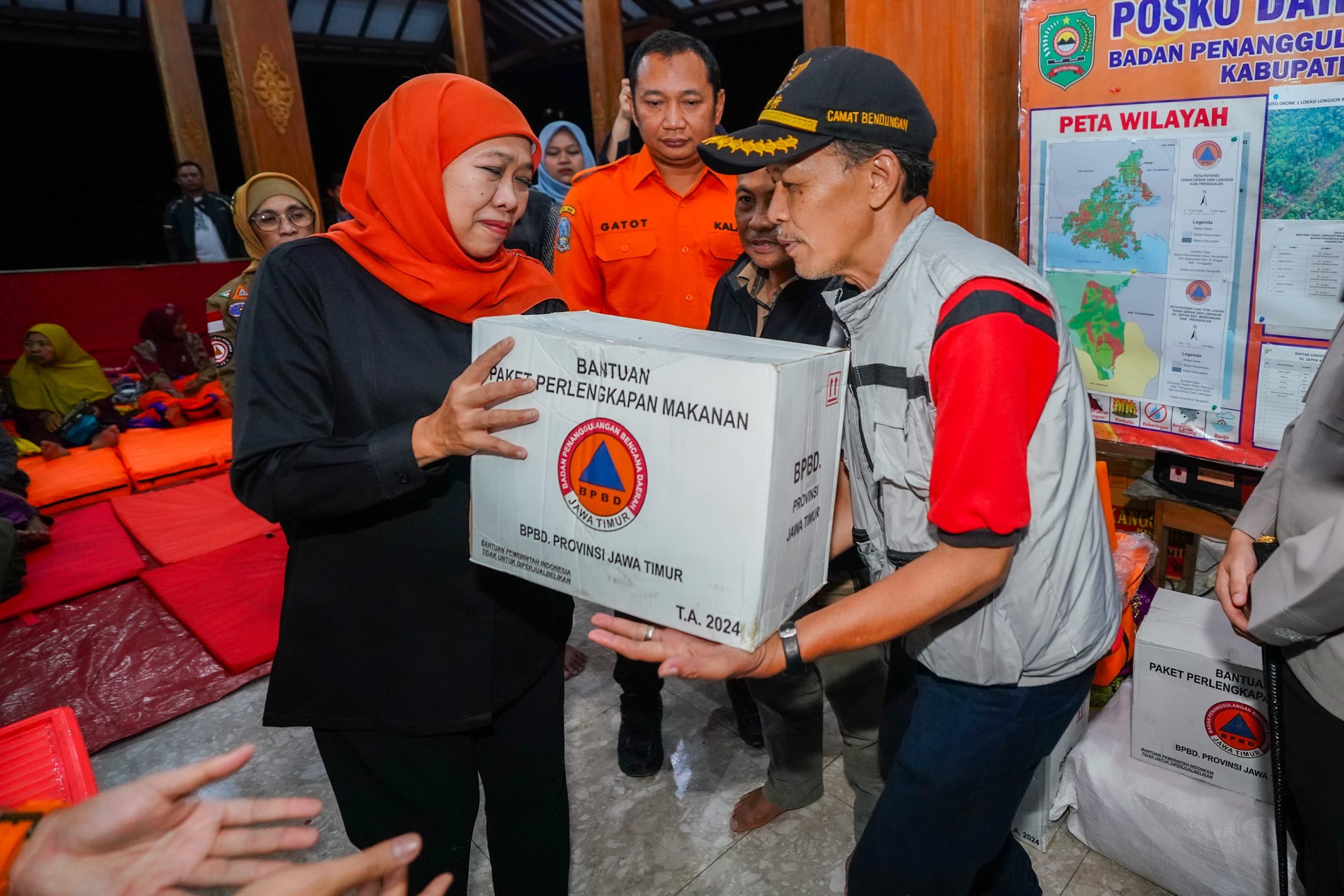 Sambangi Pengungsi dan Dapur Umum Bencana Longsor Trenggalek, Gubernur Khofifah Serahkan Bantuan Logistik