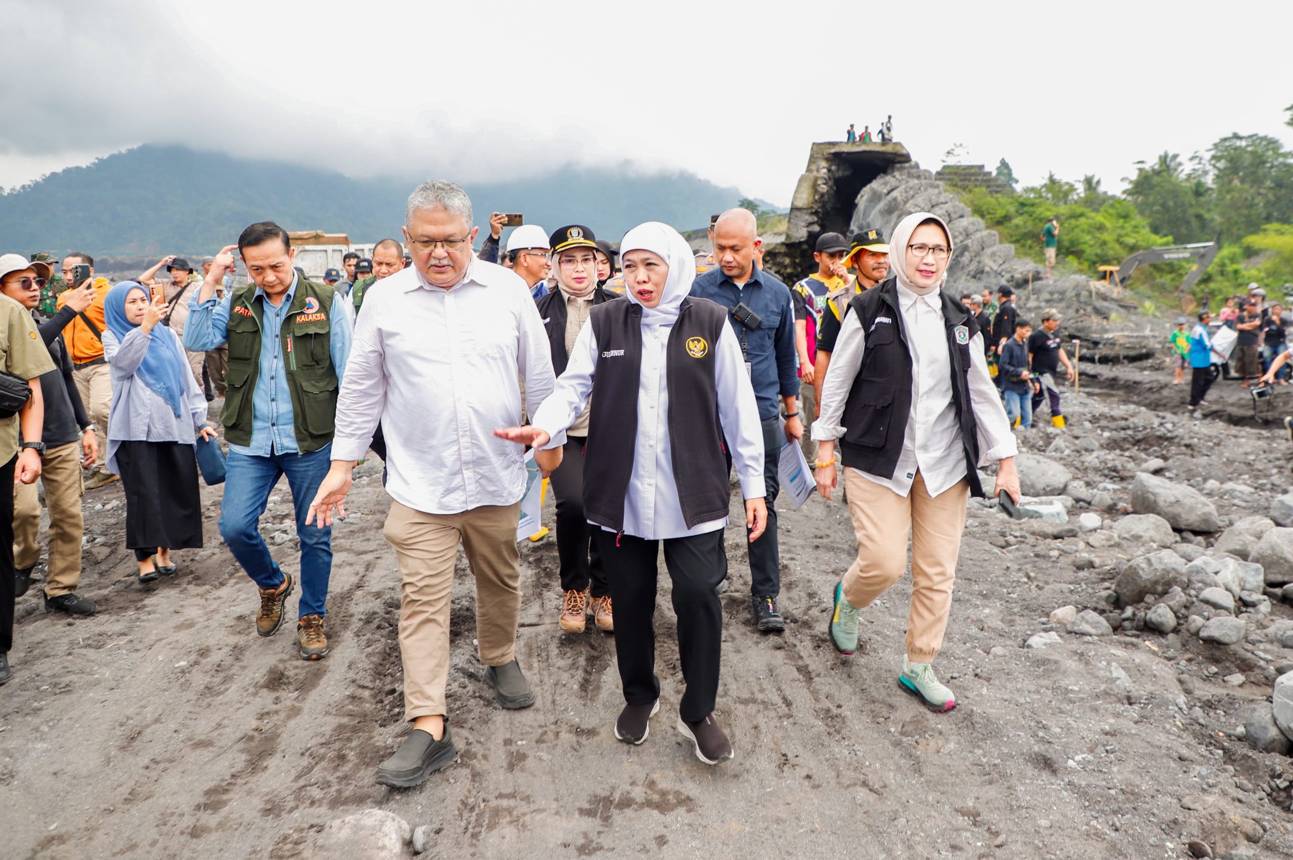 Tinjau Perbaikan Tanggul Pasca Banjir Lahar Dingin Semeru, Gubernur Khofifah Targetkan Rampung Dalam Tiga Bulan
