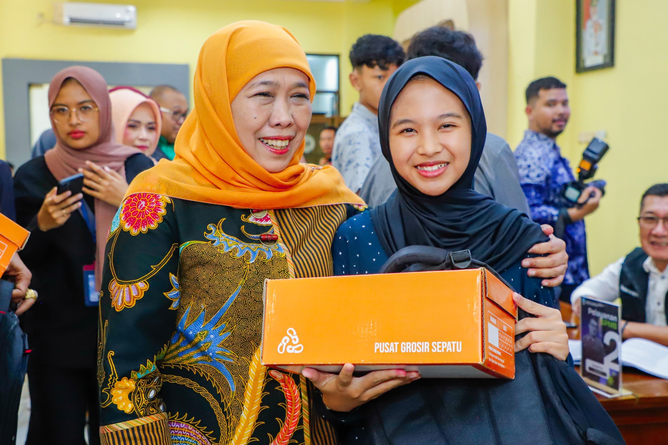 Tinjau Posko SPMB Jatim 2025, Gubernur Khofifah Pastikan Berjalan Optimal Lewat Senopati AI