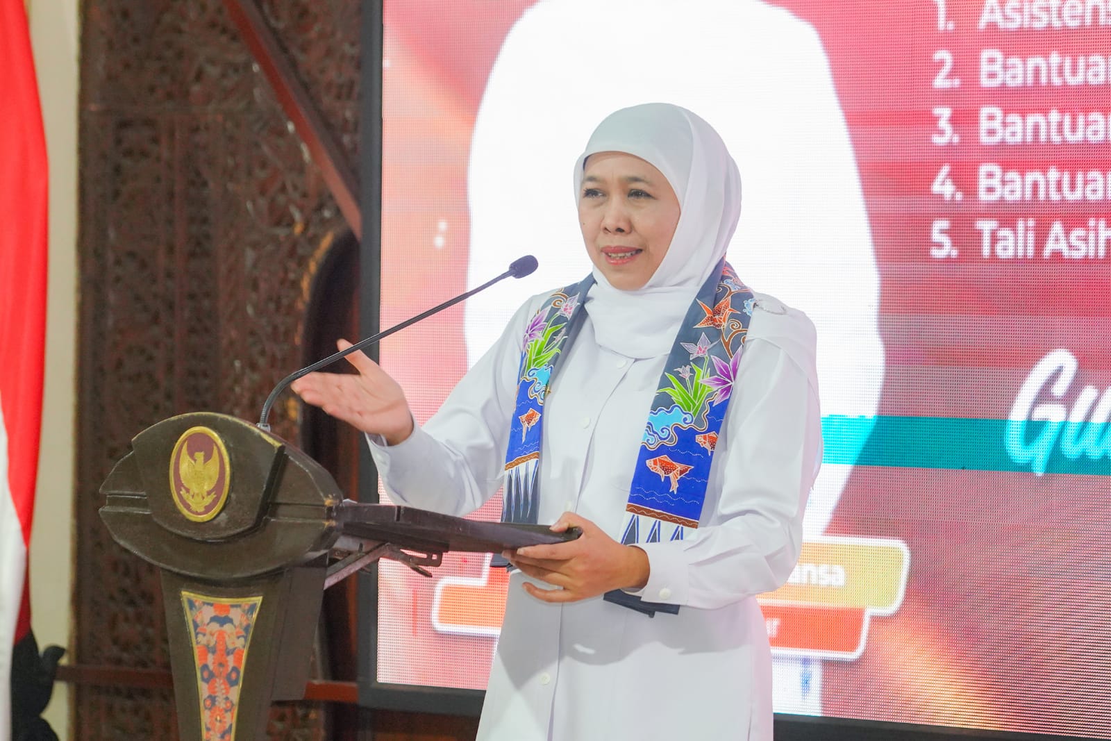 Lindungi Kelompok Rentan dan Entas Kemiskinan, Gubernur Khofifah Salurkan Bansos Rp 12,9 Miliar di Bondowoso