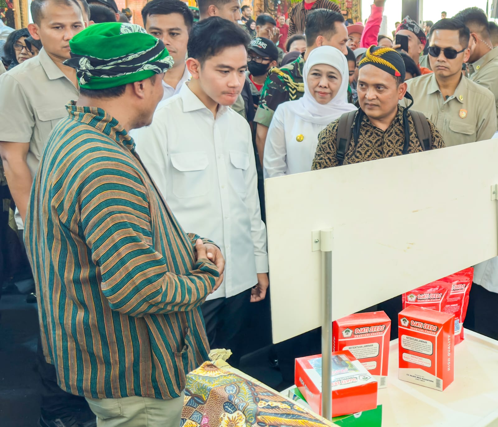 Wapres Gibran Apresiasi Bazar Blitar Djadoel, Gubernur Khofifah Komitmen Berdayakan Koperasi- UMKM dan Ekonomi Kreatif di Jatim