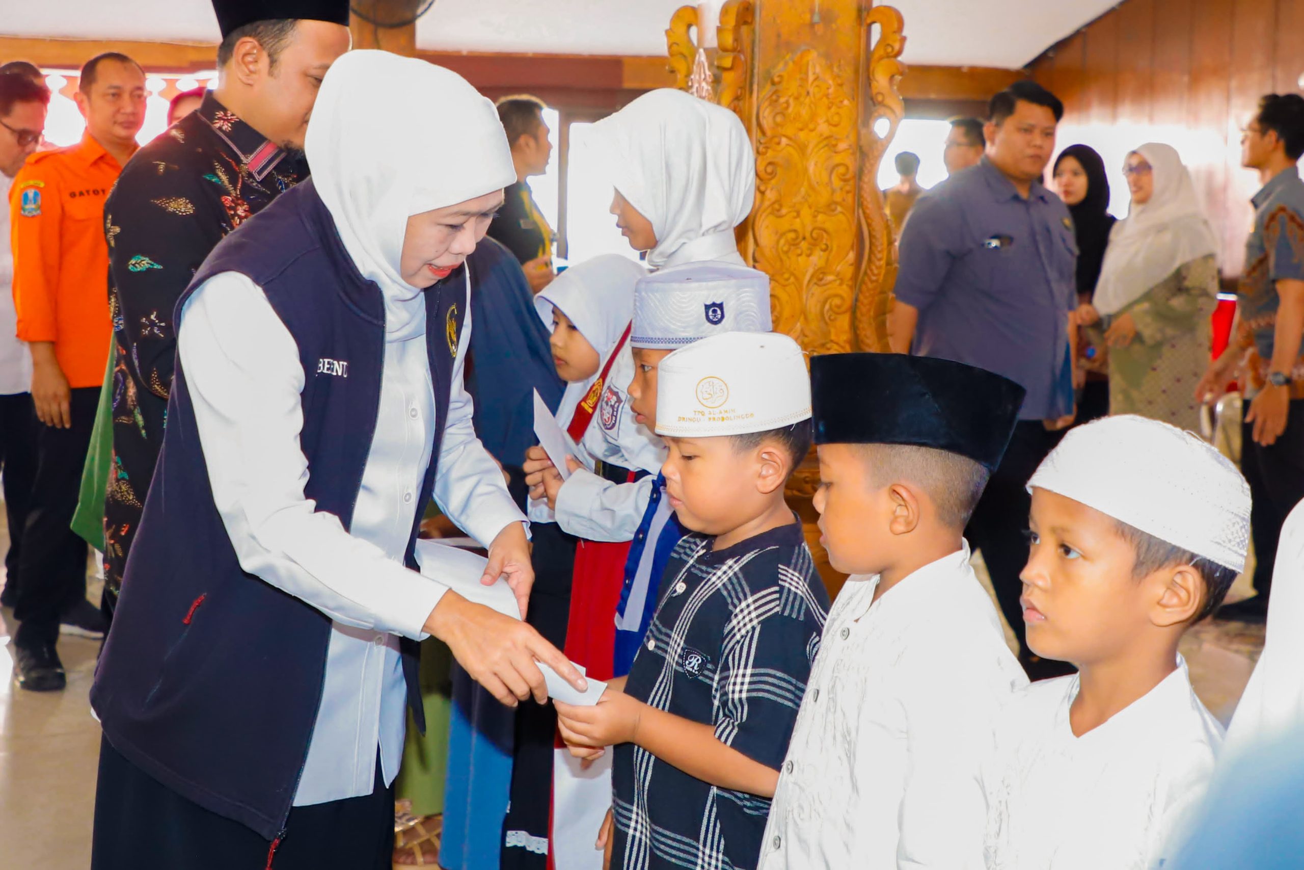 Gubernur Khofifah Salurkan Bantuan Rp10,2 Miliar, Komitmen Tekan Angka Kemiskinan dan Berdayakan Ekonomi  Masyarakat Kabupaten Probolinggo