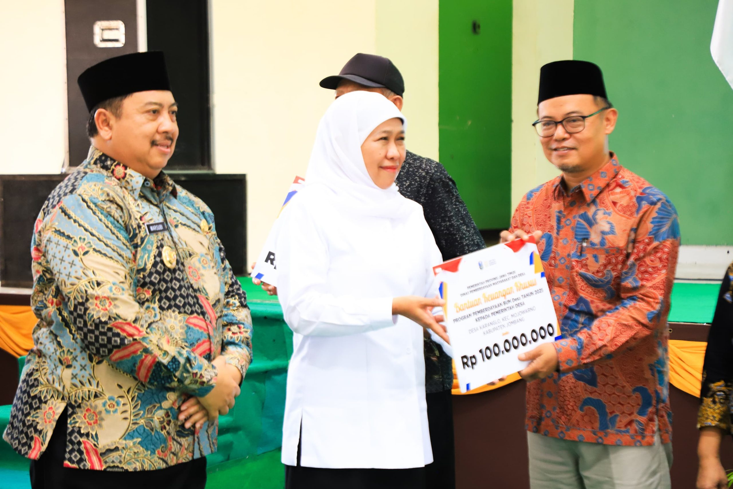 Salurkan Bantuan dan Zakat Produktif Rp5,69 Miliar di Jombang, Gubernur Khofifah Komitmen Tingkatkan Kesejahteraan dan Kemandirian Ekonomi Masyarakat