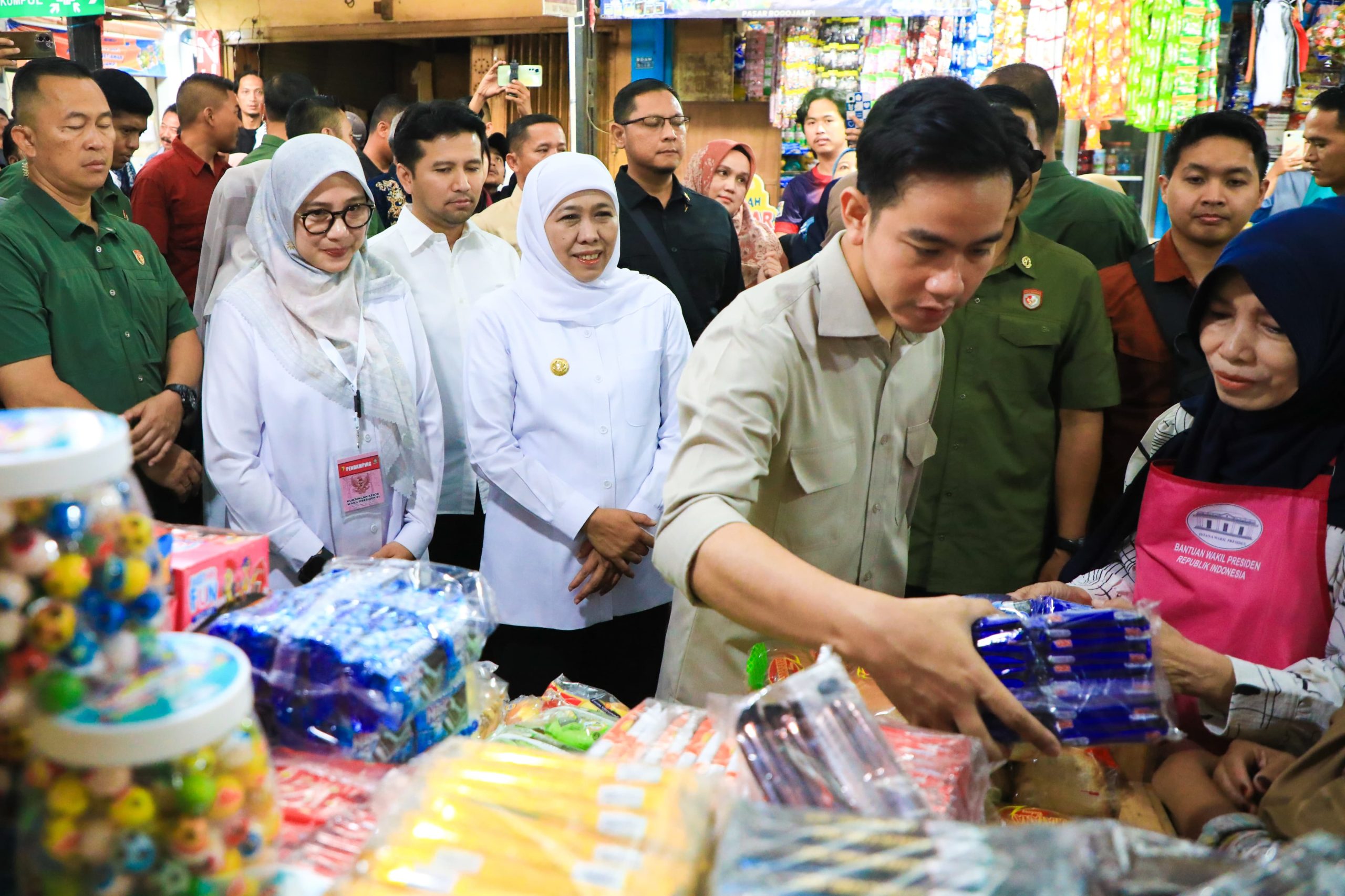 Wapres Gibran dan Gubernur Khofifah Blusukan ke Pasar Rogojampi Banyuwangi, Pastikan Stok Bahan Pokok Aman dan Harga Terkendali