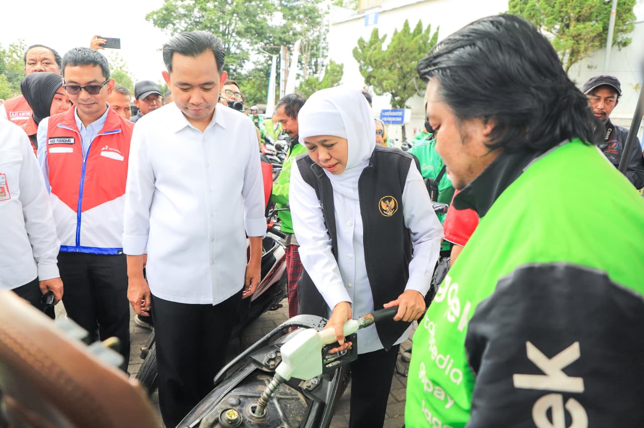 Suplai Kembali Normal Jember Tak Lagi Krisis BBM, Gubernur Khofifah Ungkap Rasa Syukur Bagikan Bantuan Bensin Gratis Untuk Ojol