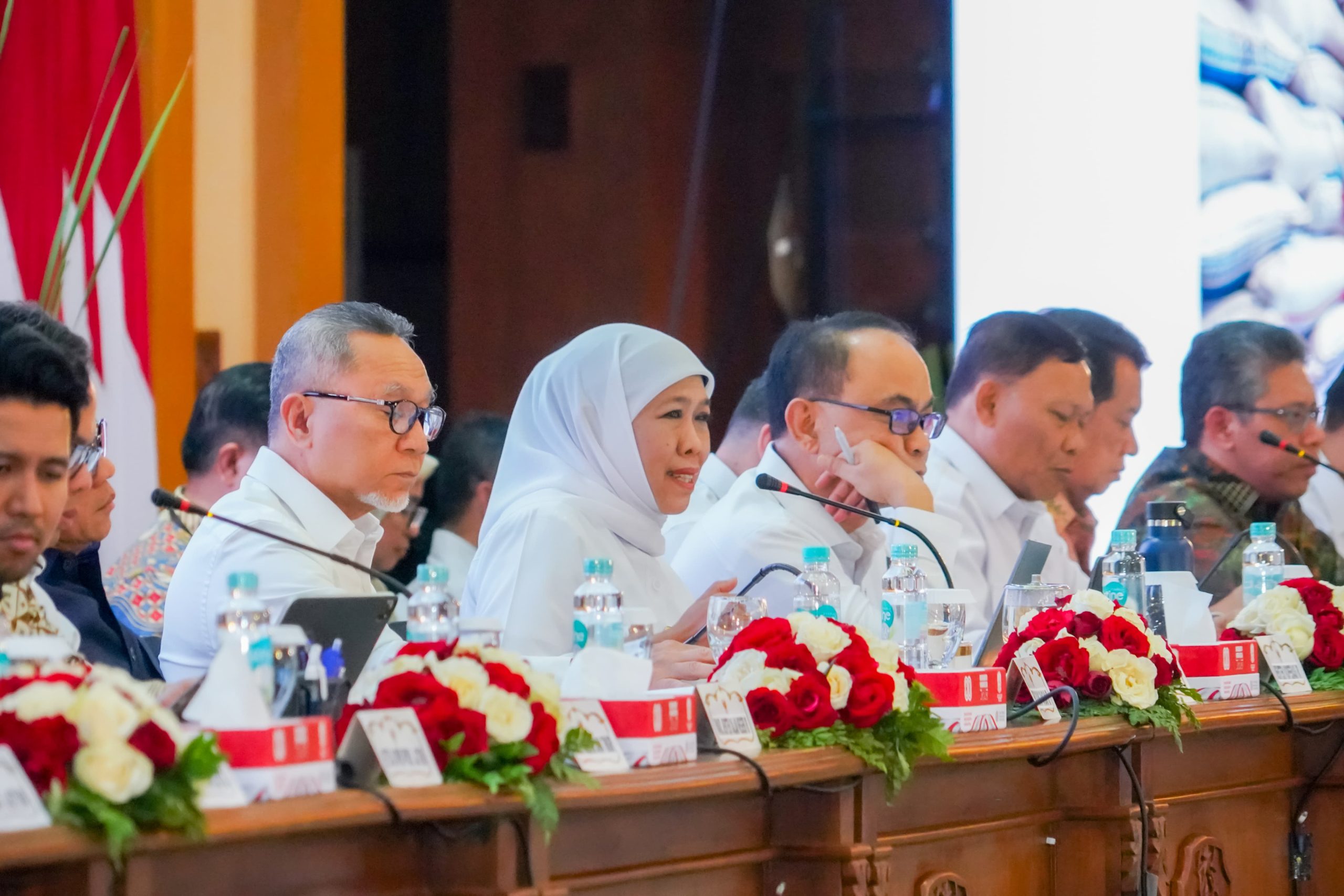 Rapat Konsolidasi Bersama Tiga Menteri di Surabaya, Gubernur Khofifah: Penerima Manfaat MBG Jatim  Capai 1,9 Juta. Jatim Siap Lakukan Percepatan  Program Prioritas Nasional
