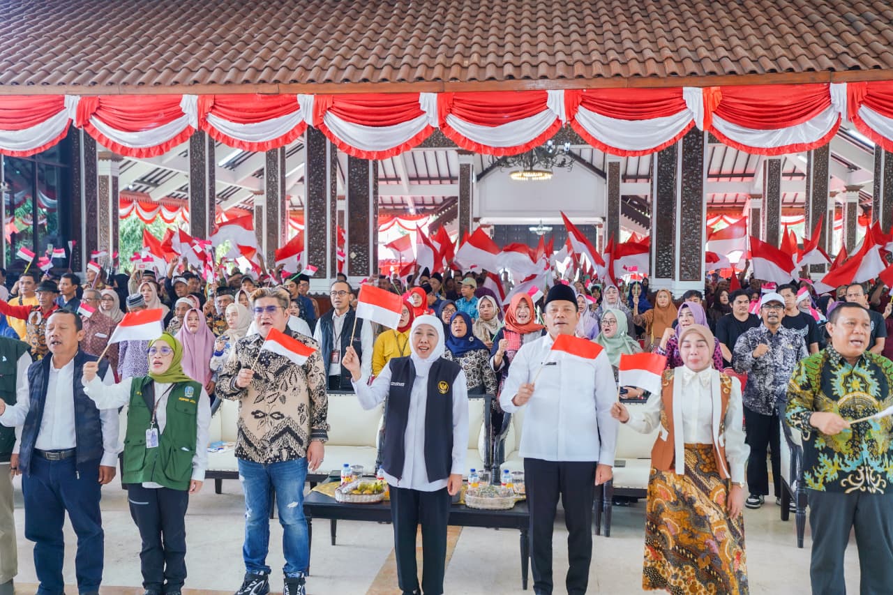 Gubernur Khofifah Salurkan Bantuan Sosial  Rp 4,9 Miliar Untuk Masyarakat Sidoarjo, Perkuat Ketahanan Ekonomi Cegah Jeratan Rentenir dan Pinjol Ilegal