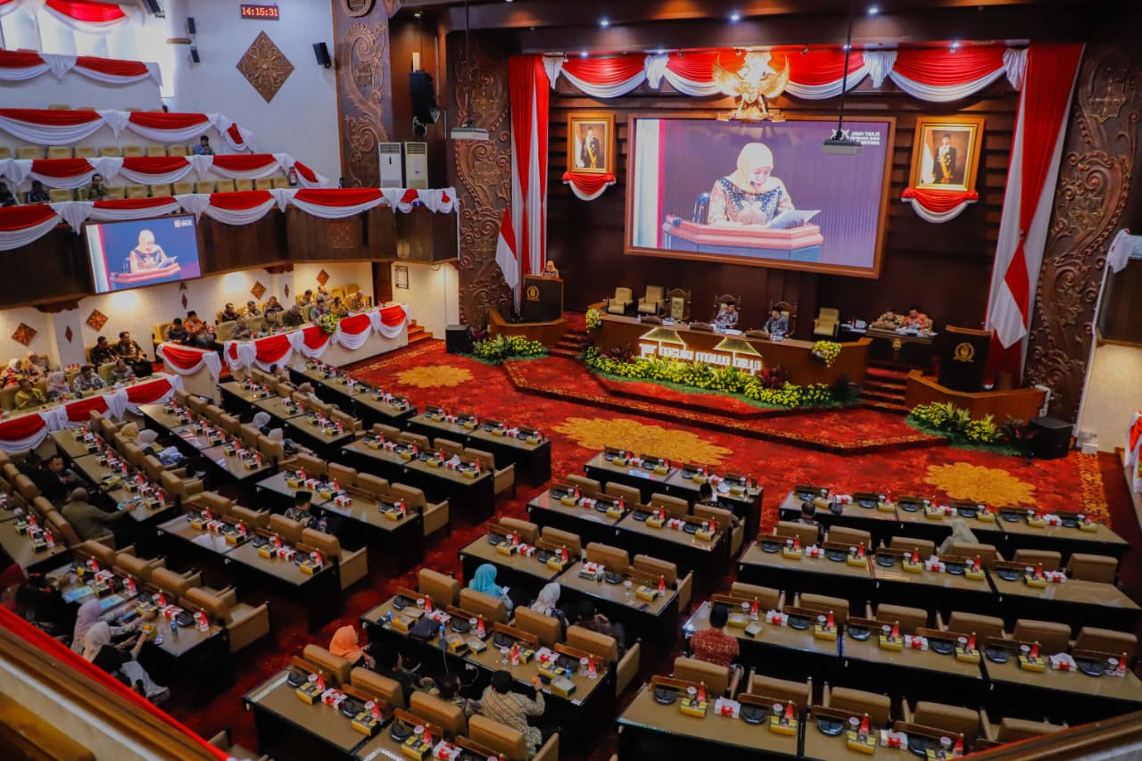 Gubernur Khofifah Sampaikan Jawaban Eksekutif Raperda P-APBD 2025, Fokus Mandatory Spending serta Dorong Kesejahteraan dan Kemandirian Ekonomi Masyarakat