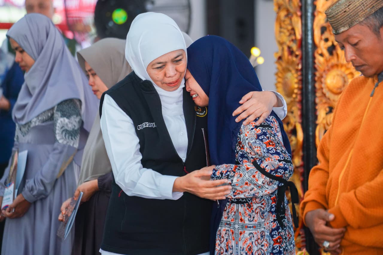 Gubernur Khofifah Salurkan Bantuan dan Zakat Produktif Senilai Rp 24 Miliar, serta Serahkan Santunan Duka untuk 17 Keluarga Korban Meninggal Karena Campak di Sumenep
