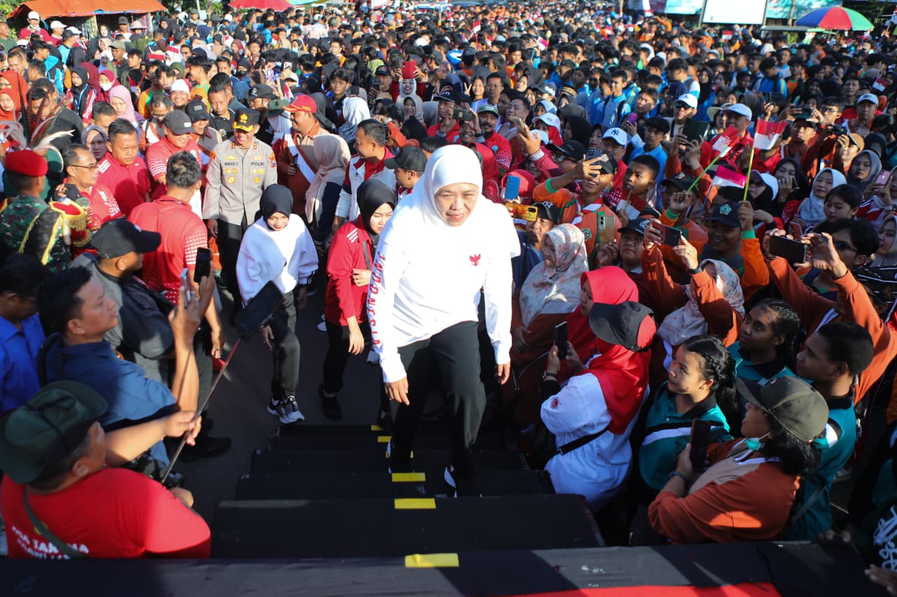 Jalan Sehat Bersama Puluhan Ribu Murid dan Guru Se-Kediri, Gubernur Khofifah Tegaskan SMA/SMK/SLB Negeri Se-Jatim Bebas Pungli dan Terus Tingkatkan Prestasi