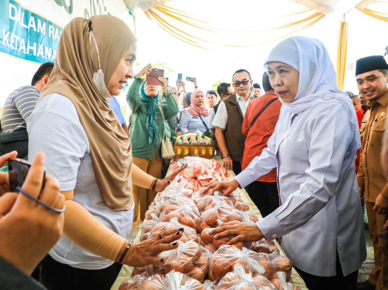 Kendalikan Inflasi dan Perkuat Ketahanan Pangan di Jatim, Gubernur Khofifah Gelar Pasar Murah di Kota Pasuruan