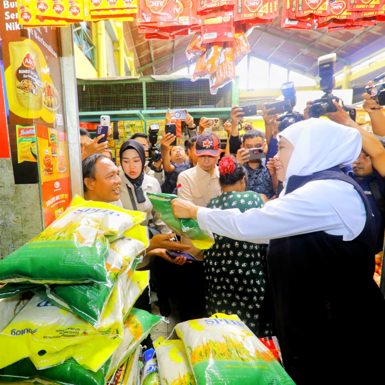 Blusukan ke Pasar Soponyono Surabaya, Gubernur Khofifah Pastikan Ketersediaan dan Harga Beras Medium Terjangkau Masyarakat
