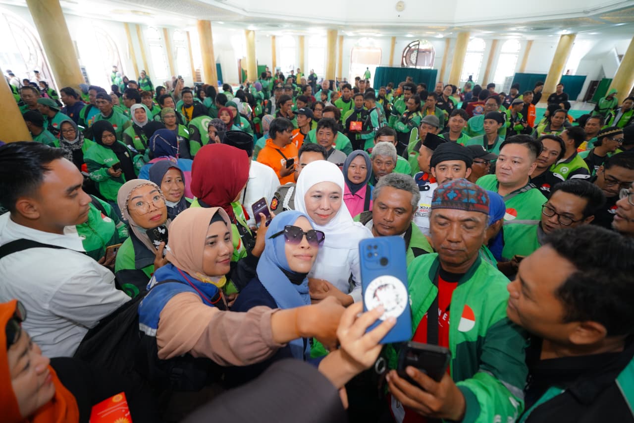 Gubernur Khofifah Melebur Bersama Ratusan Ojol Jatim Gelar Tahlil Kubro, Do’a Bersama dan Galang Dana Solidaritas untuk Affan Kurniawan