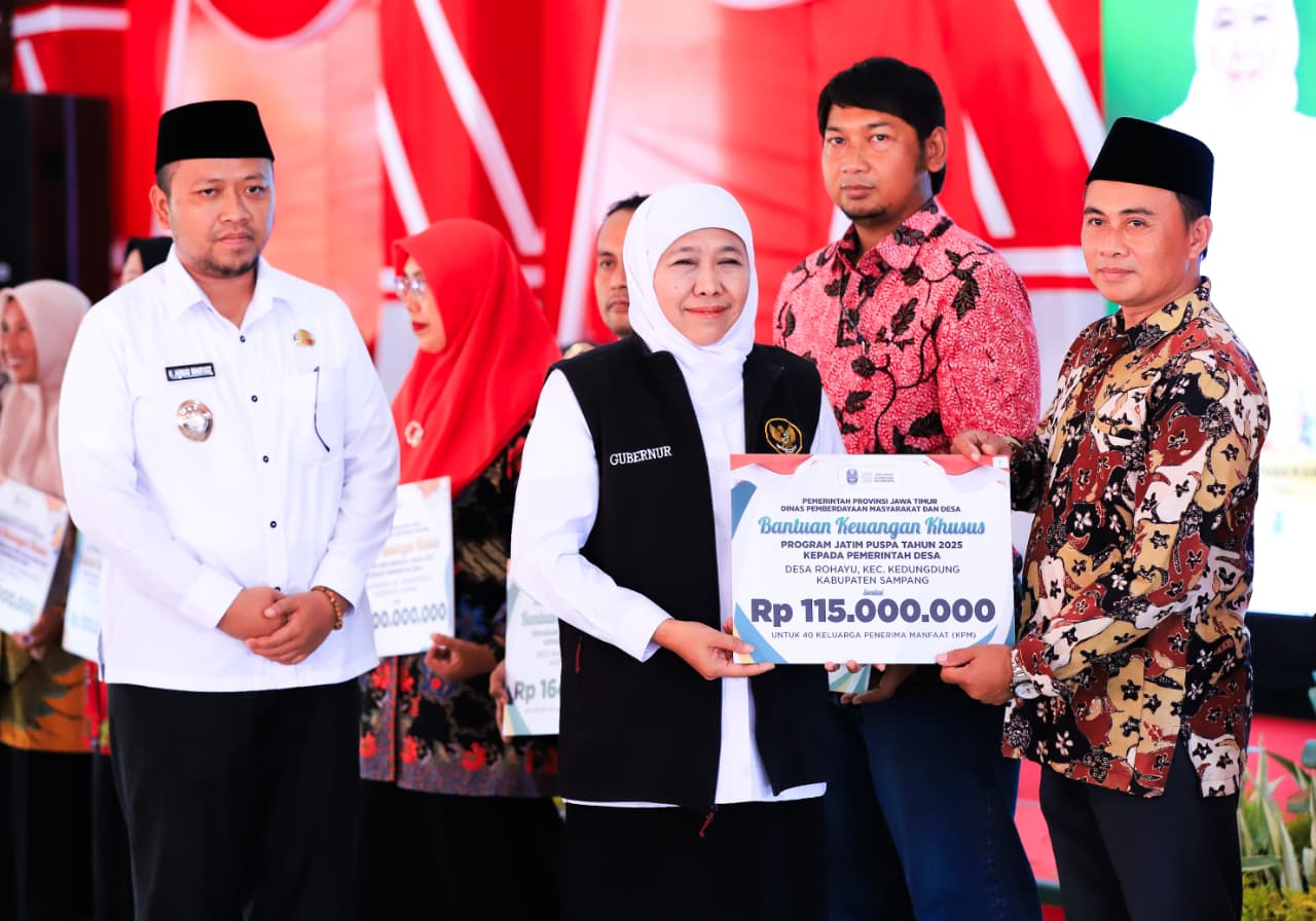 Salurkan Bantuan Rp12,6 Miliar Lebih dan Bagikan Bendera Merah Putih Untuk Masyarakat Sampang, Gubernur Khofifah Pastikan Bansos Tidak Digunakan Judi Online