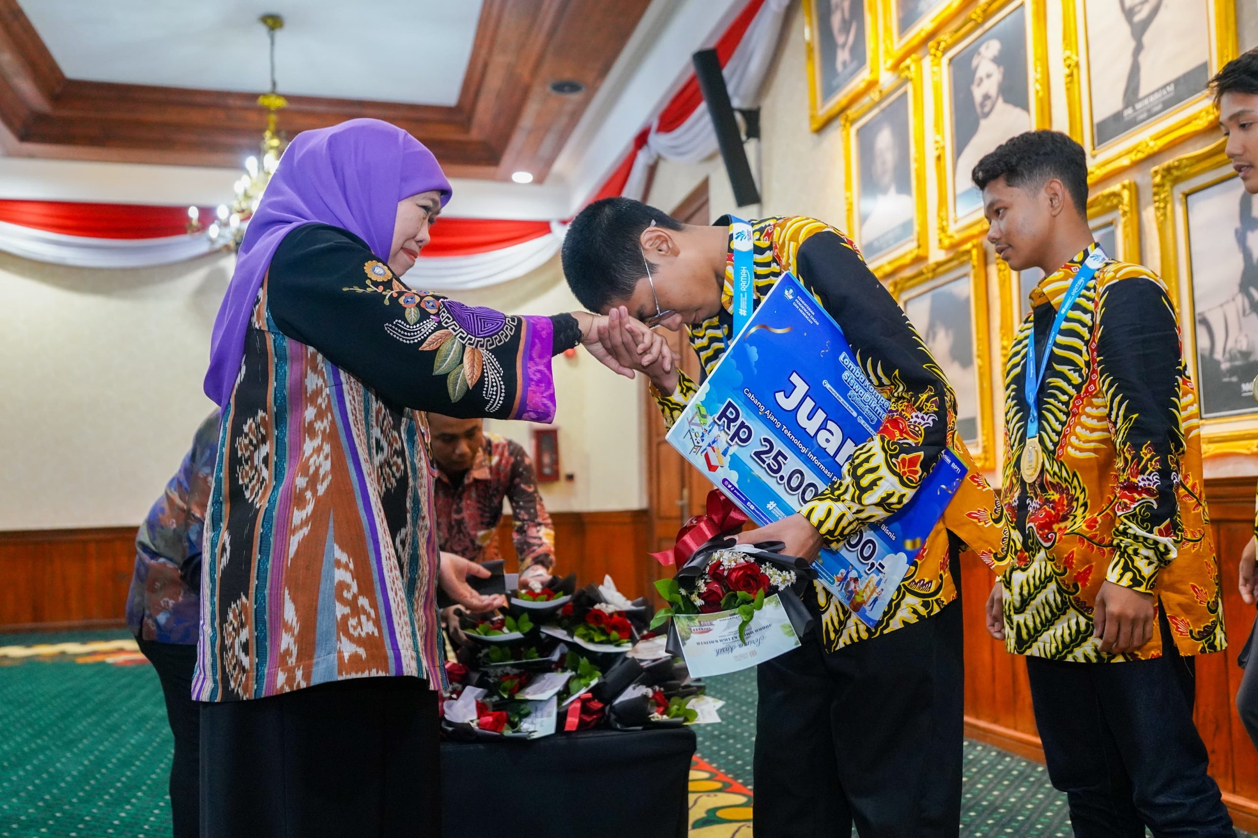 Cetak Sejarah Jatim Juara LKS Nasional Tiga Kali Berturut-turut, Gubernur Khofifah Sampaikan Selamat dan Terimakasih.  Berikan Bonus untuk Semua Kontingen