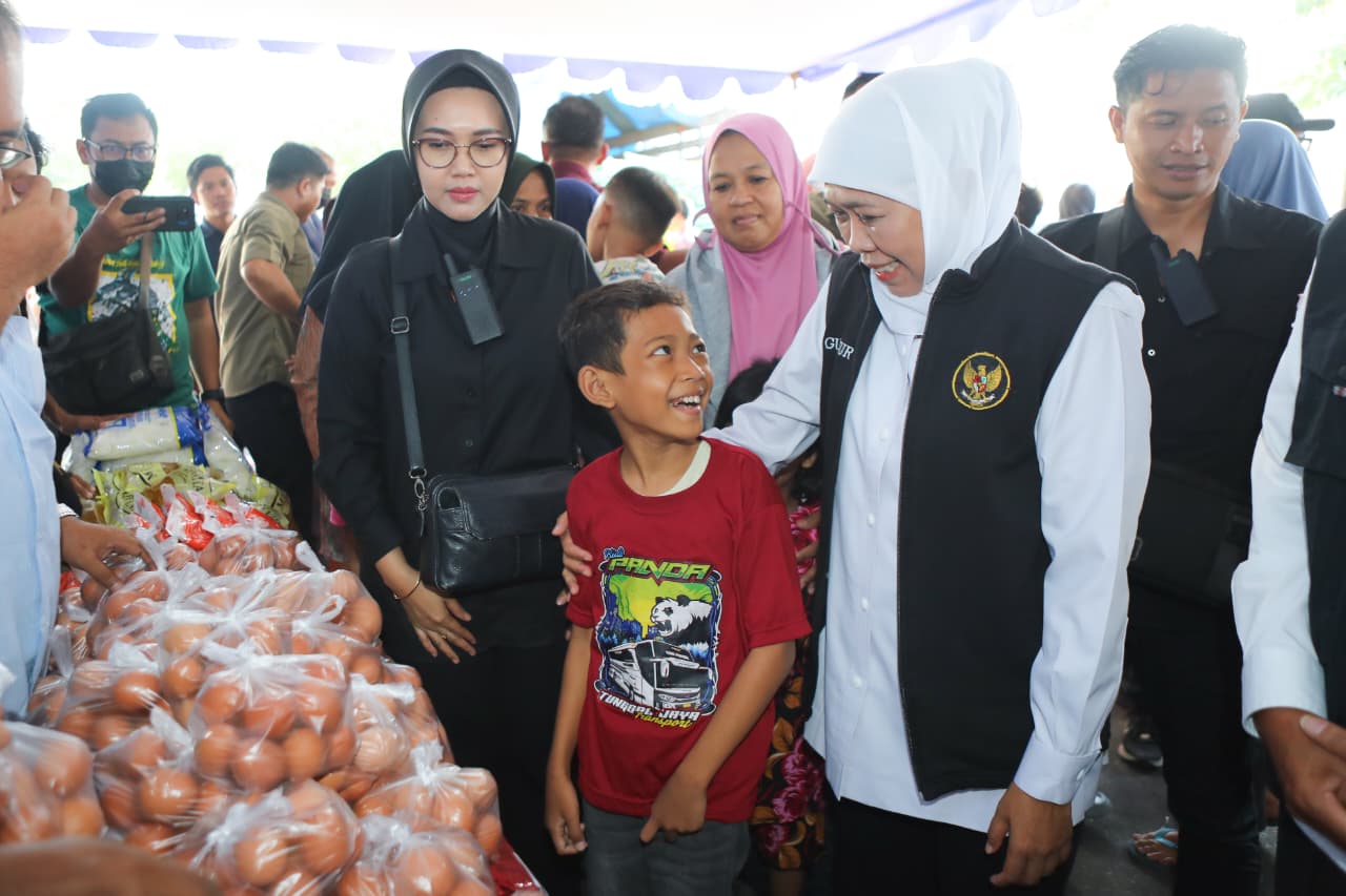 Gubernur Khofifah Pastikan Sembako Terjangkau Lewat Pasar Murah di Jemur Wonosari