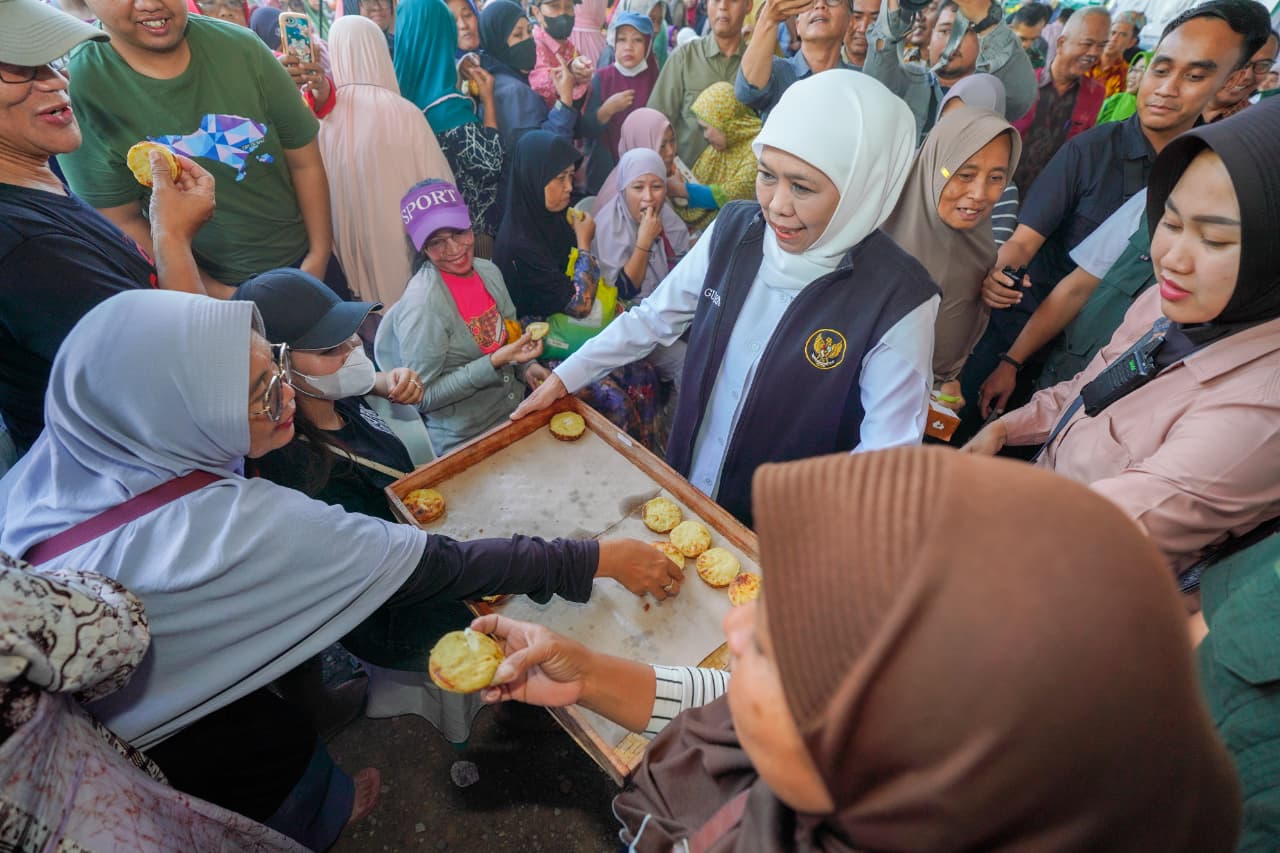 Ratusan Warga Gresik Nikmati Harga Sembako di Bawah HET Berkat Inisiatif Gubernur Khofifah