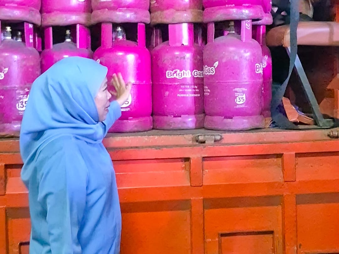 Respon Cepat Gubernur Khofifah Atasi Kenaikan Harga di Bawean Akibat Gelombang Tinggi