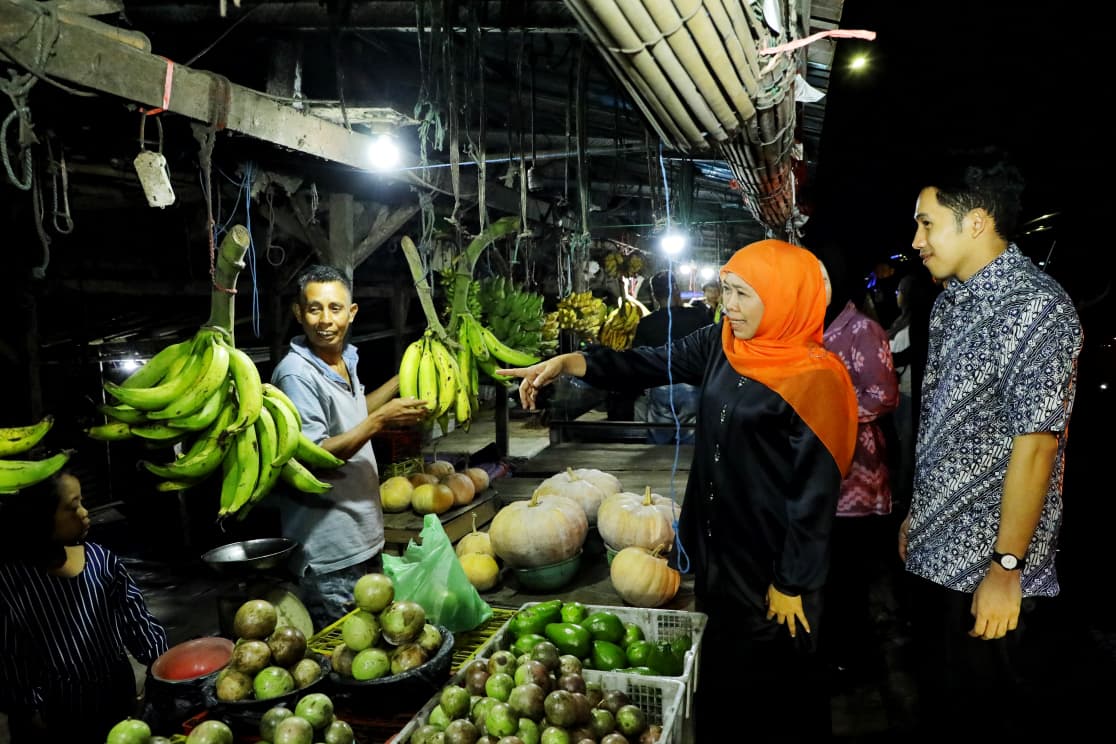 Gubernur Khofifah Ajak Masyarakat Dukung Pedagang Kecil Lewat Belanja Produk Lokal