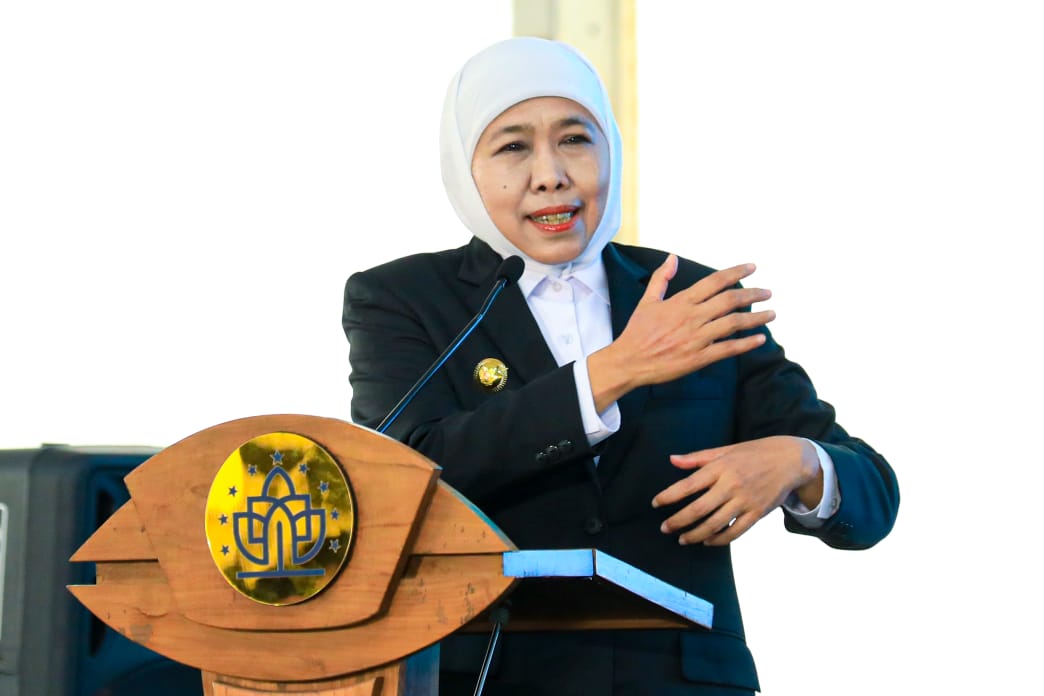 Gubernur Khofifah Tekankan Pentingnya Pendidikan Berbasis Karakter Ilmu, Amal, dan Ikhlas di Hadapan Wisudawan Mojokerto
