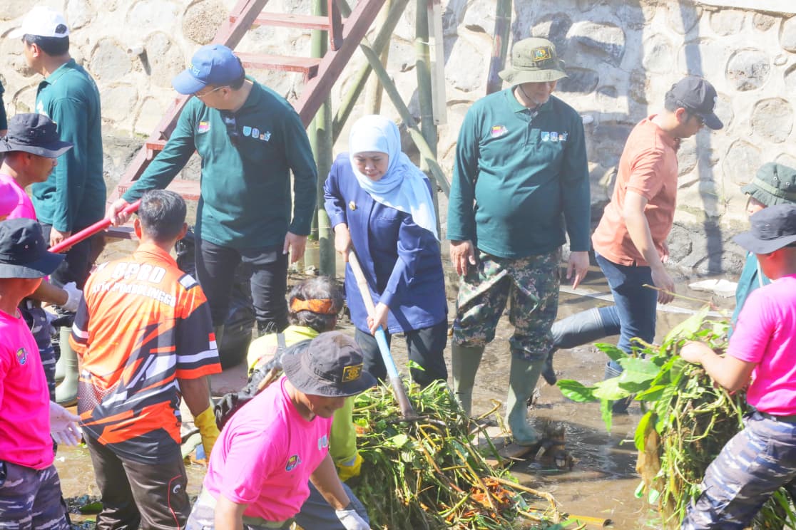 Gubernur Khofifah Tunjukkan Kepemimpinan Hijau Lewat Aksi World Cleanup Day di Sungai Legundi Probolinggo