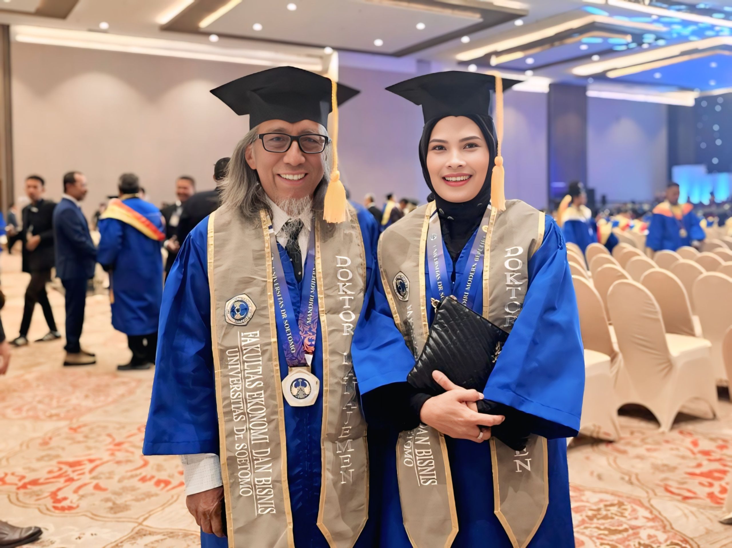 Kisah Haru di Wisuda Unitomo 2025: Pejabat Negara, Legislator, dan ASN Muda Jadi Sorotan