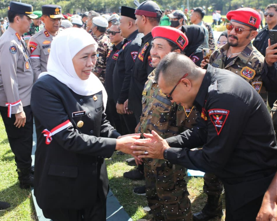Gubernur Khofifah Pimpin Apel Kamtibmas, Ajak Warga Hindari Provokasi dan Hoaks