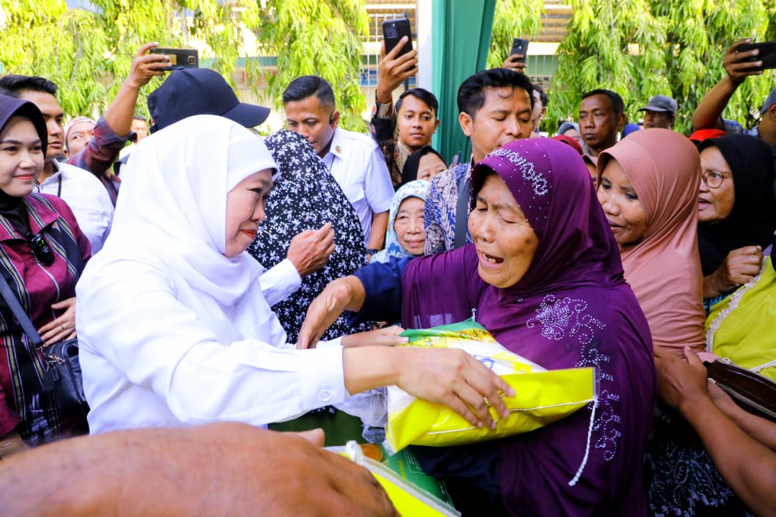 Jamin Akses Logistik Rumah Tangga Terjangkau, Gubernur Khofifah Cek Langsung Harga Sembako Pasar Murah di Dupak Surabaya