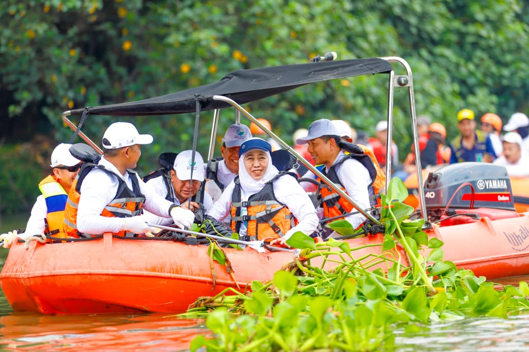 Gubernur Khofifah Pimpin Aksi Bersih Sungai Surabaya, Tegaskan Sungai Bersih Cermin Masyarakat Beradab