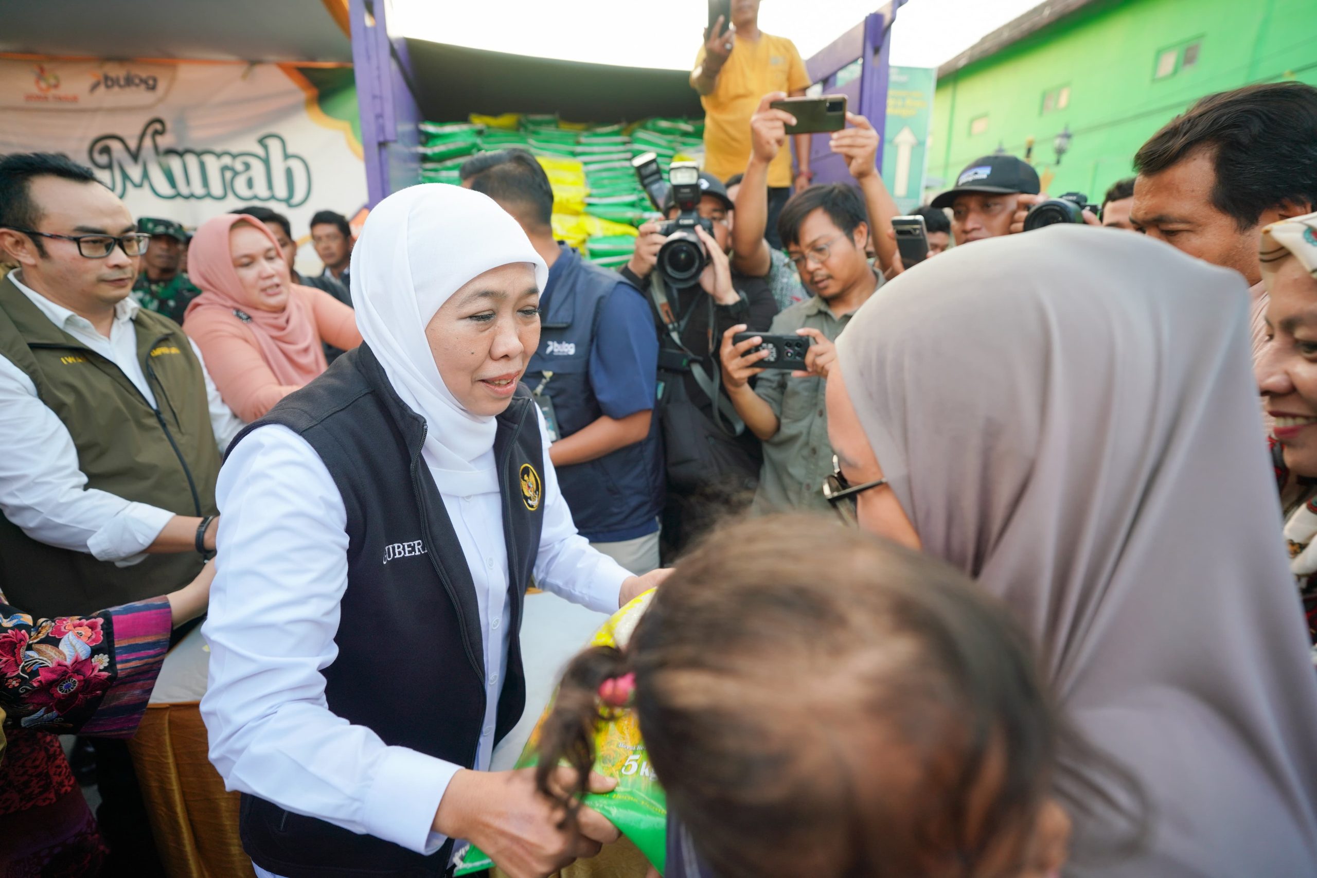 Gubernur Khofifah: Pasar Murah di Paciran Bukti Komitmen Pemerataan Akses Pangan Bagi Warga Pesisir