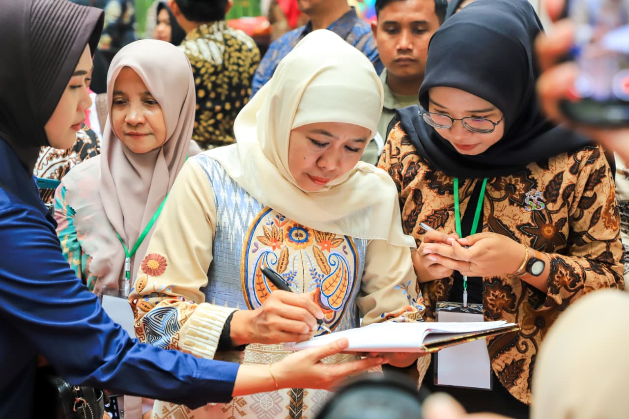 Gubernur Khofifah: Rekor MURI 1.580 Buku Bukti Kreativitas Pendidikan Jatim Hadir untuk Dunia