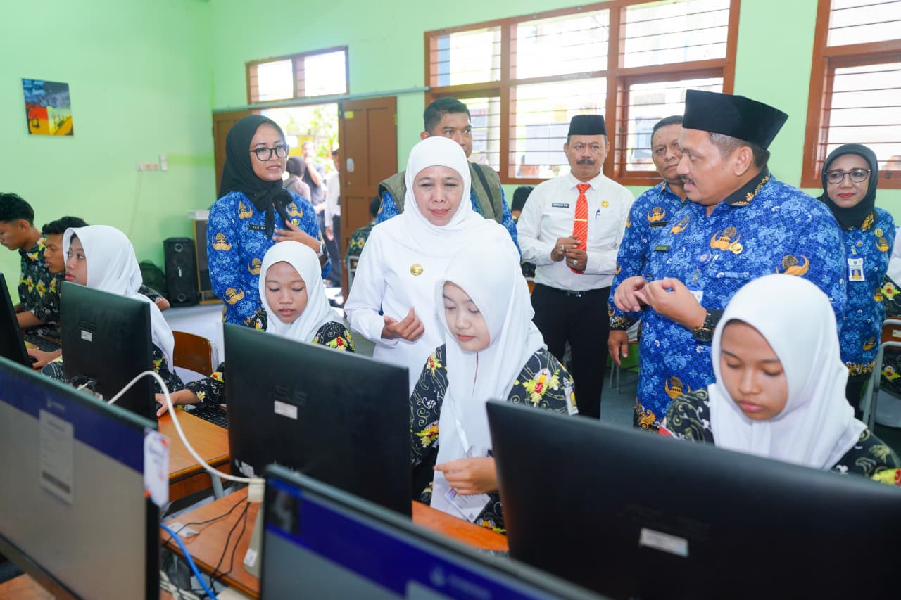 Gubernur Khofifah Turun Langsung ke SMAN 1 Pandaan, Pastikan Jaringan Internet dan Listrik Aman untuk TKA