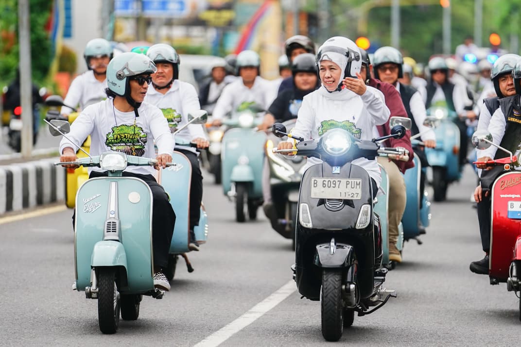Gubernur Khofifah Kendarai Scooter Listrik Saat Nandur Mangrove, Kampanyekan Jatim Lestari Tanpa Emisi