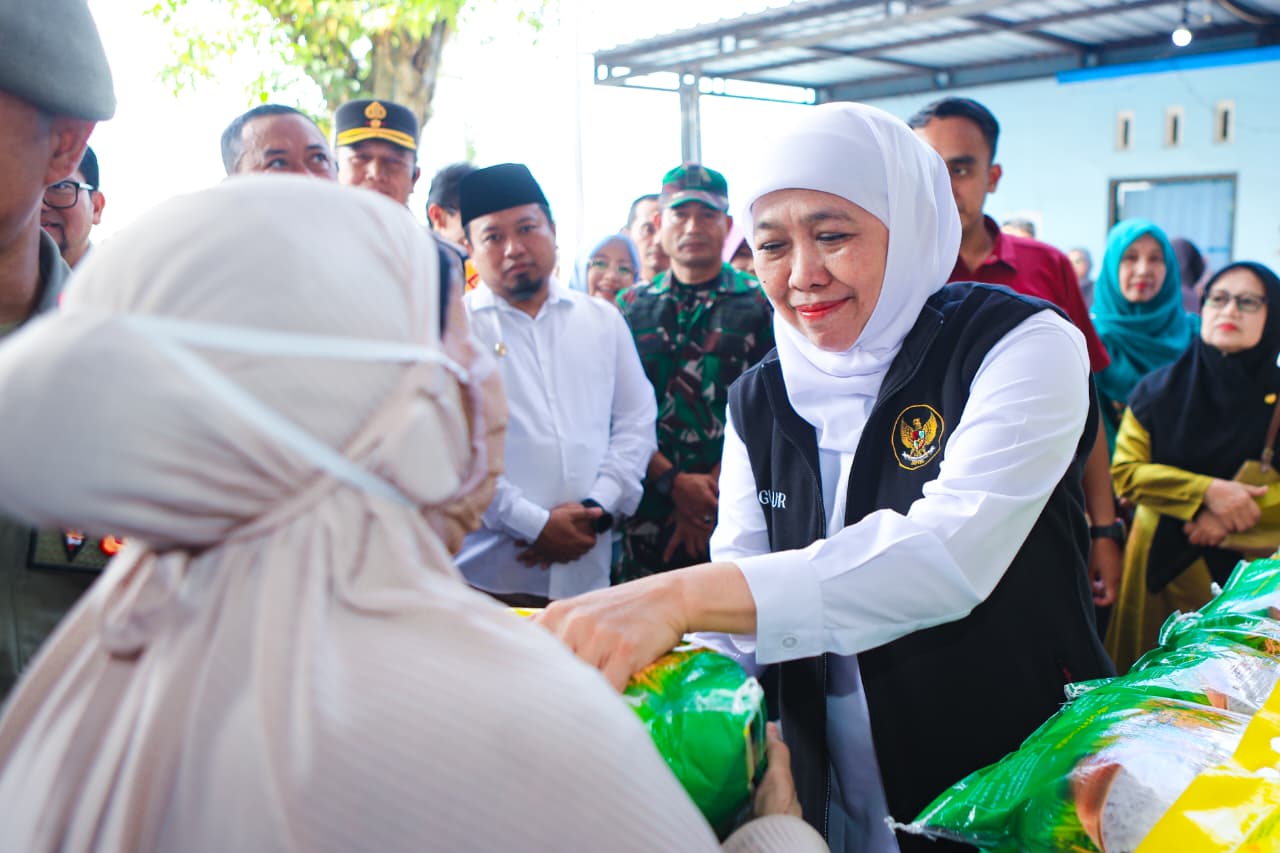 Gubernur Khofifah Tegaskan Pemerintah Hadir Jaga Keterjangkauan Harga Sembako Lewat Pasar Murah Tenggarang