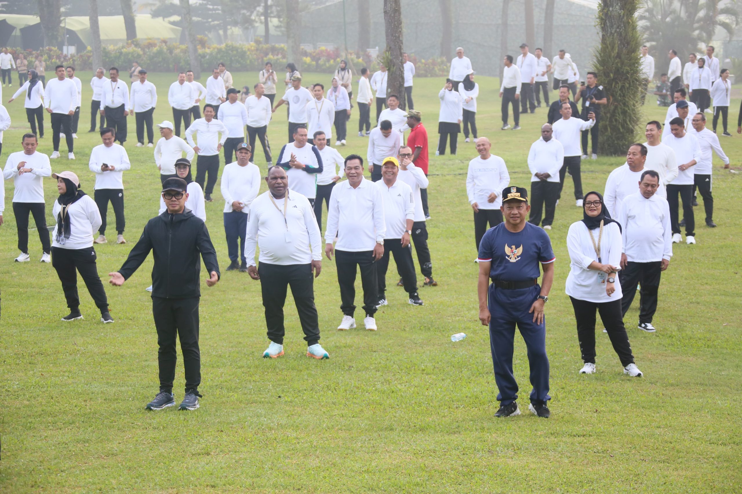 Peserta Retreat Magelang Semangat Ikuti Olahraga Pagi, Mendagri Tito Ikut Senam Pagi Bersama