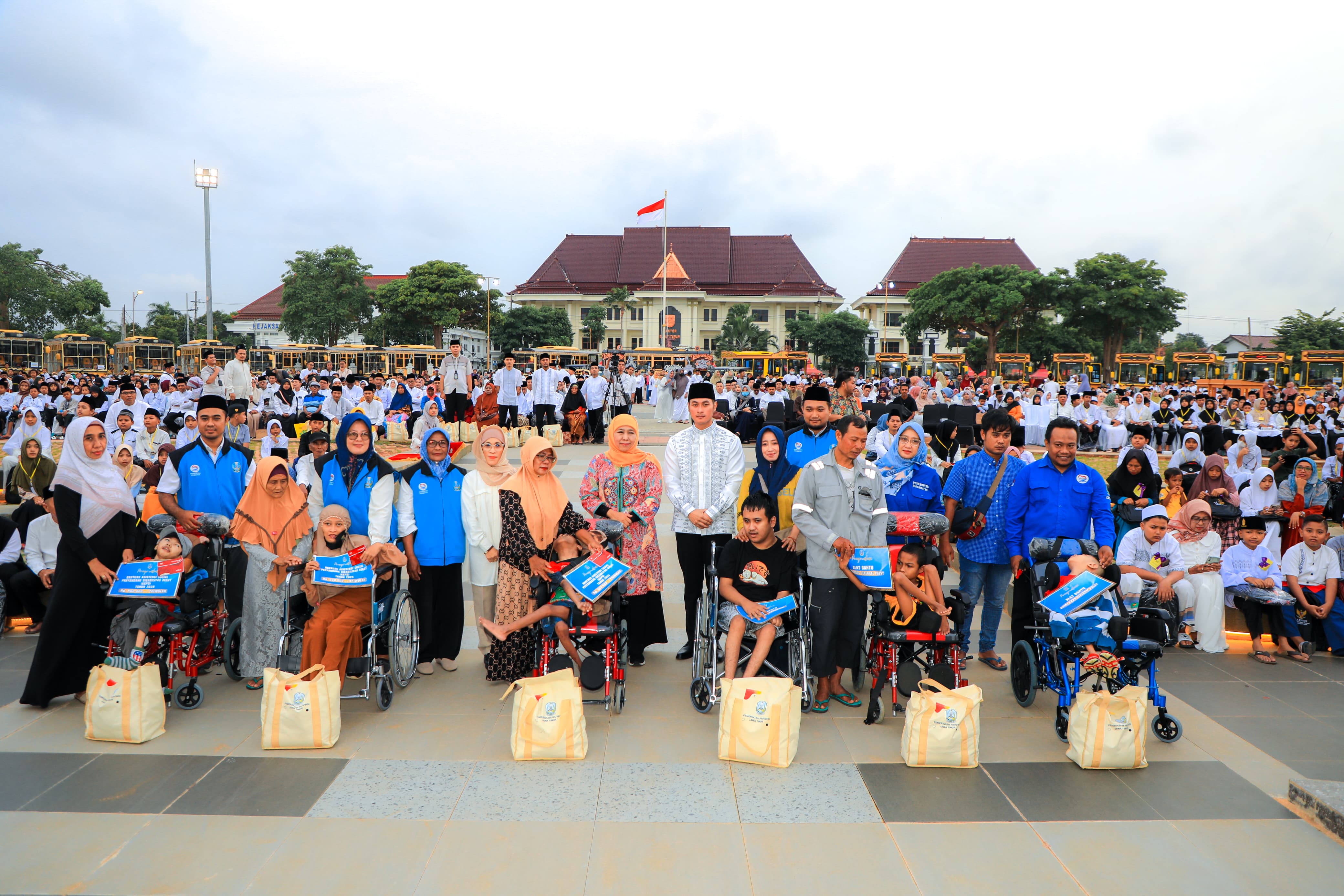Gubernur Khofifah Bersama Bupati Tuban Halindra Kompak Bagikan Santunan 2.000 Anak Yatim