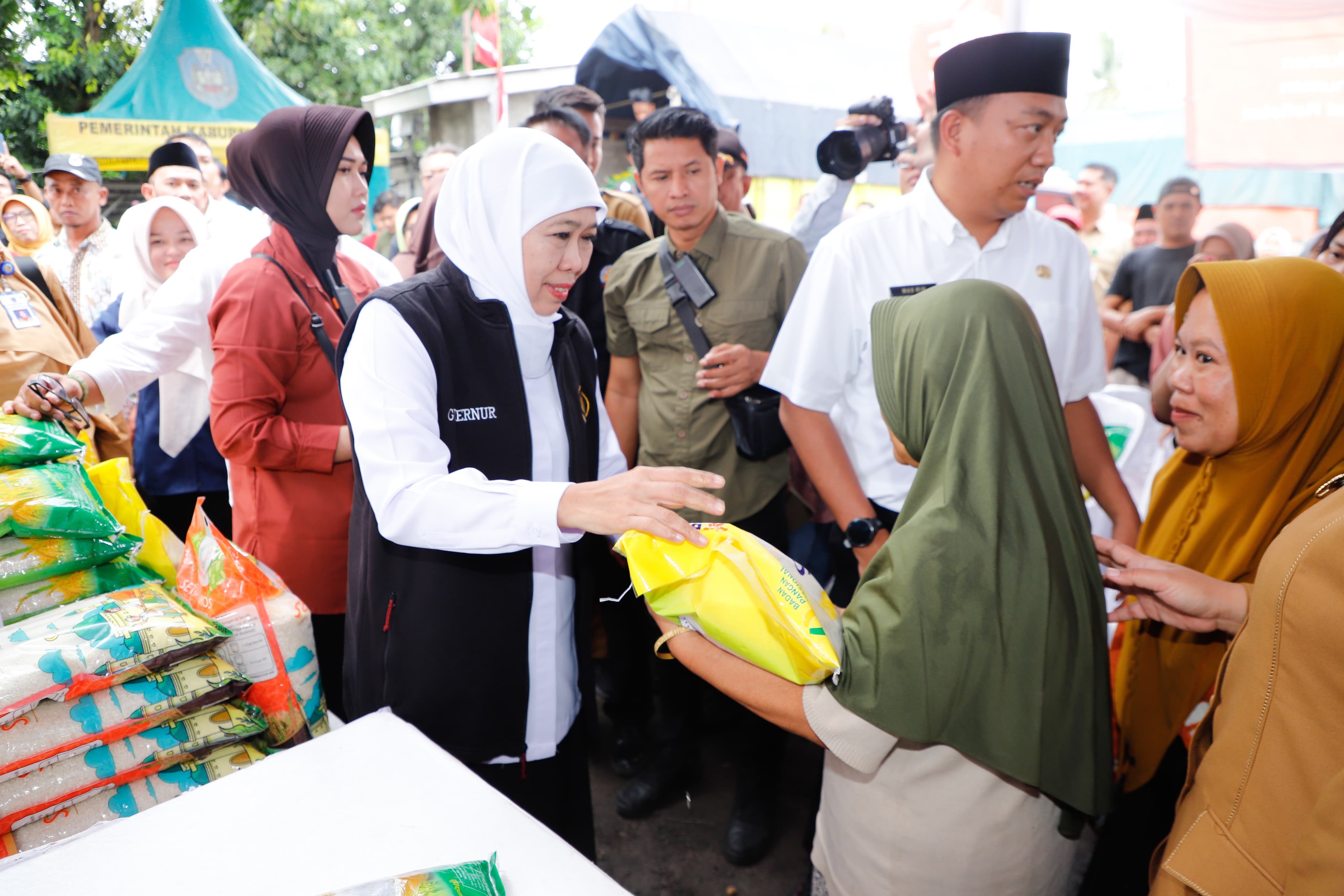 Pemprov Jatim Gelar Pasar Pangan Murah di Situbondo, Gubernur Khofifah Pastikan Sembako Terakses Masyarakat dengan Harga Terjangkau