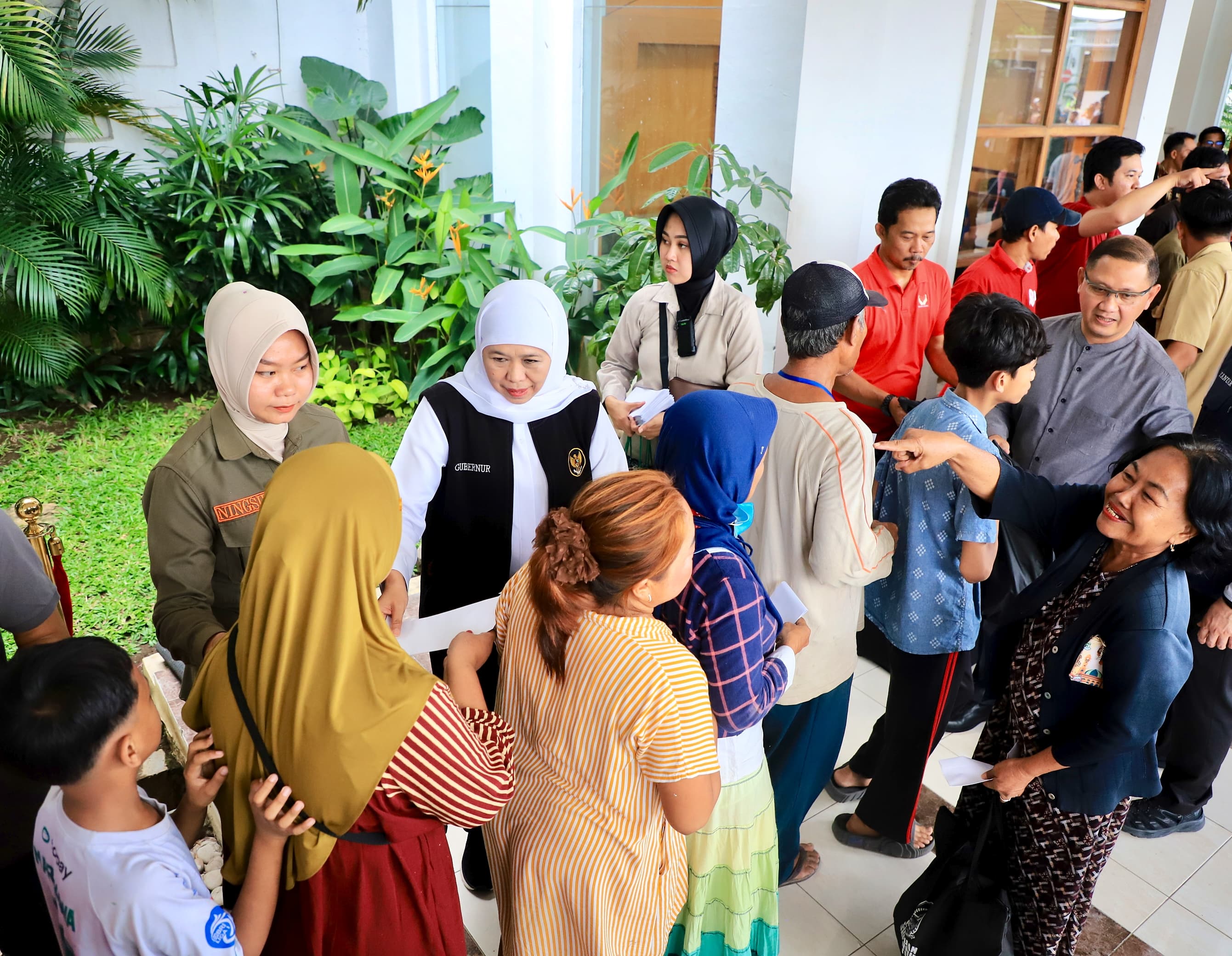 Sambut Idul Fitri 1446 H, Gubernur Khofifah Berbagi 1.500 Paket Sembako dan Zakat Mal pada Warga Sekitar Kantor Gubernur Jawa Timur
