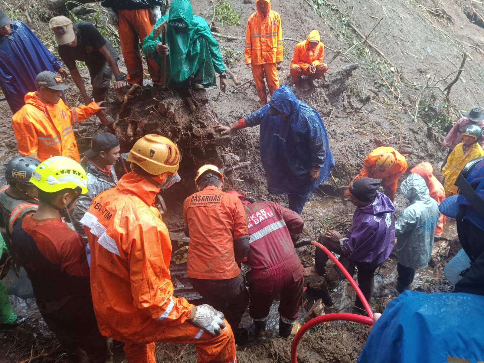 Bencana Tanah Longsor di Jalur Pacet-Cangar Jawa Timur, Gubernur Khofifah Sampaikan Duka Cita Mendalam