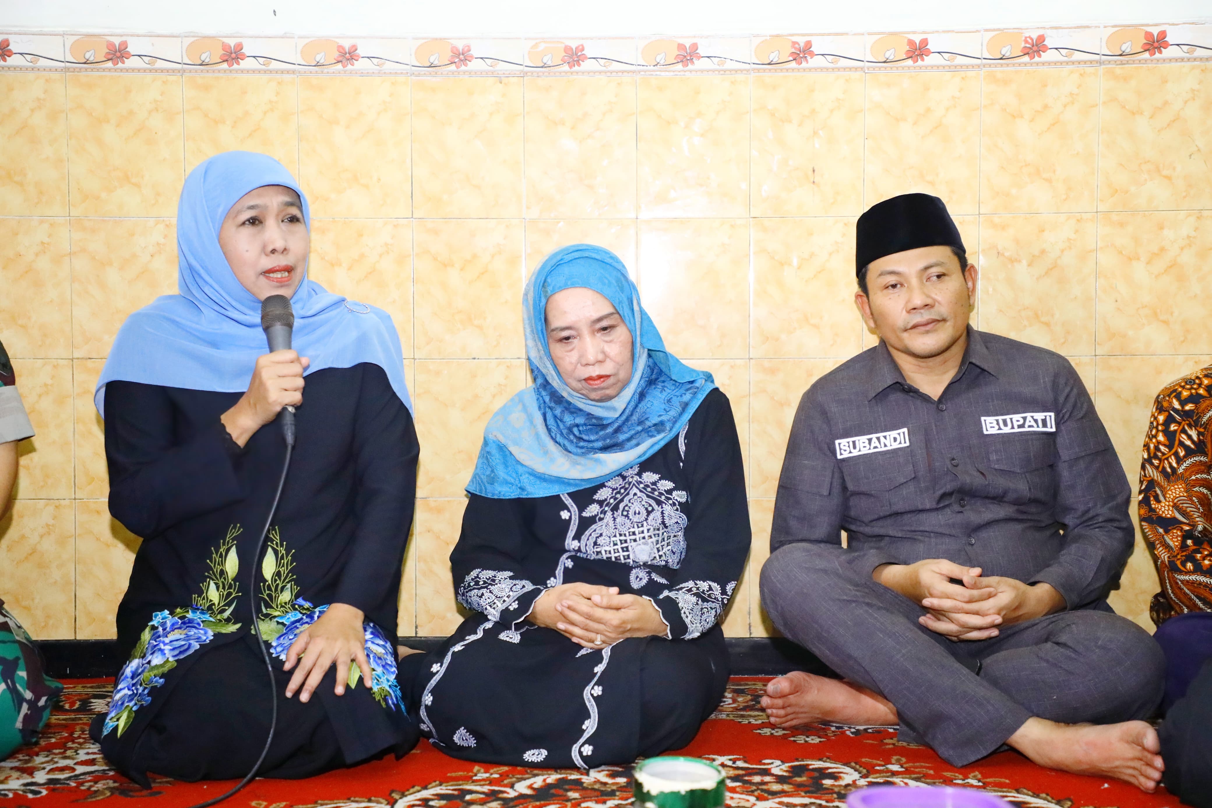 Gubernur Khofifah Takziah dan Berikan Santunan Duka Cita Keluarga Korban Tanah Longsor Jalur Pacet-Cangar Jawa Timur