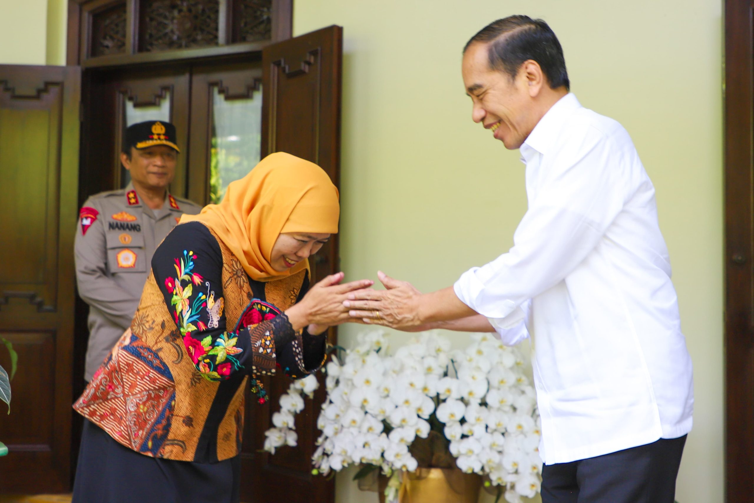 Silaturahim ke Kediaman Jokowi, Gubernur Khofifah Bersama Pangdam dan Kapolda Diskusikan Dampak Ekonomi Global Perang Tarif Import Terhadap Jatim
