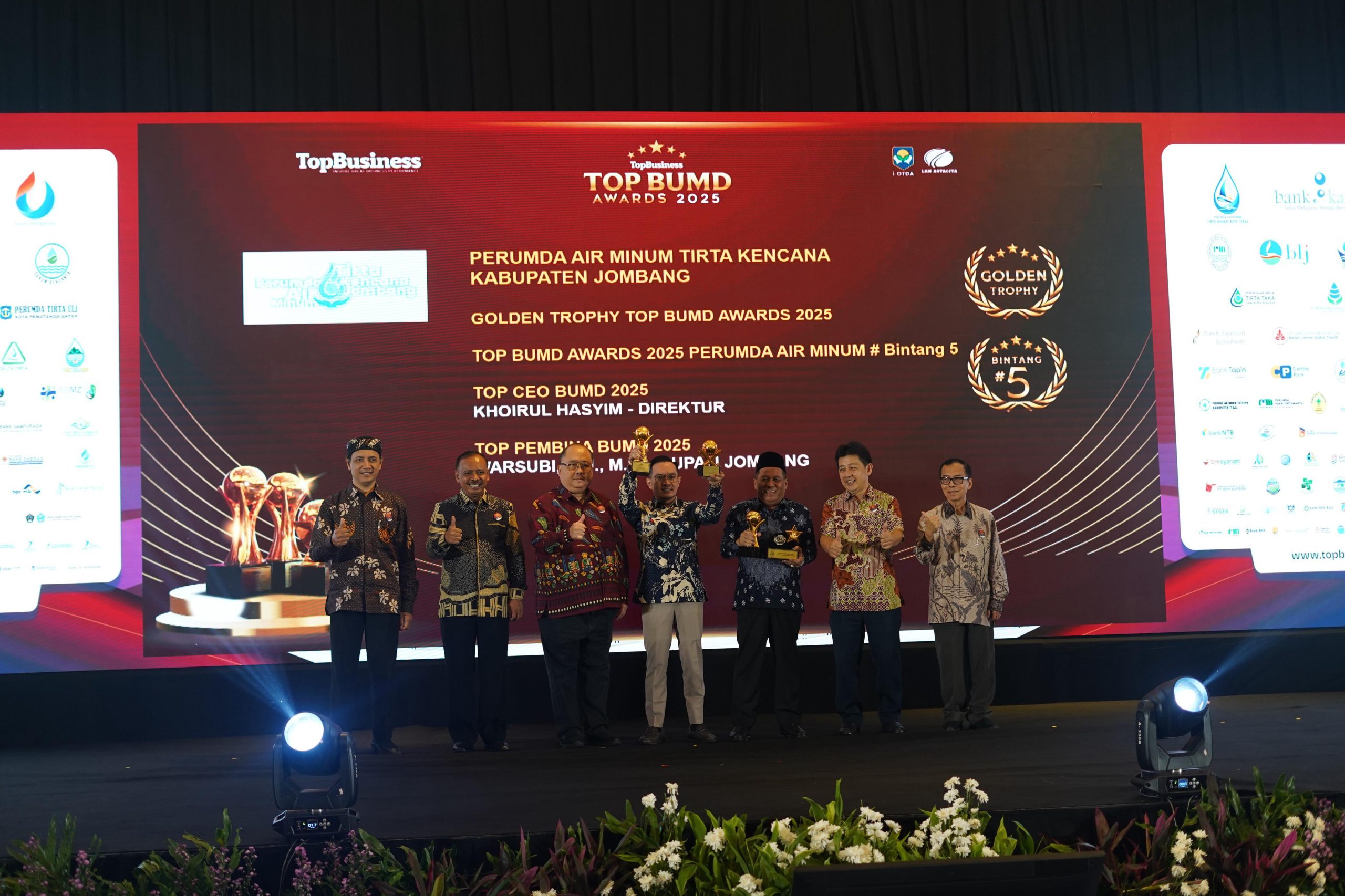 Komitmen untuk Inovasi dan Tata Kelola Perusahaan yang Baik, Perumdam Tirta Kencana Jombang raih Golden Trophy di Ajang Top BUMD Awards 2025
