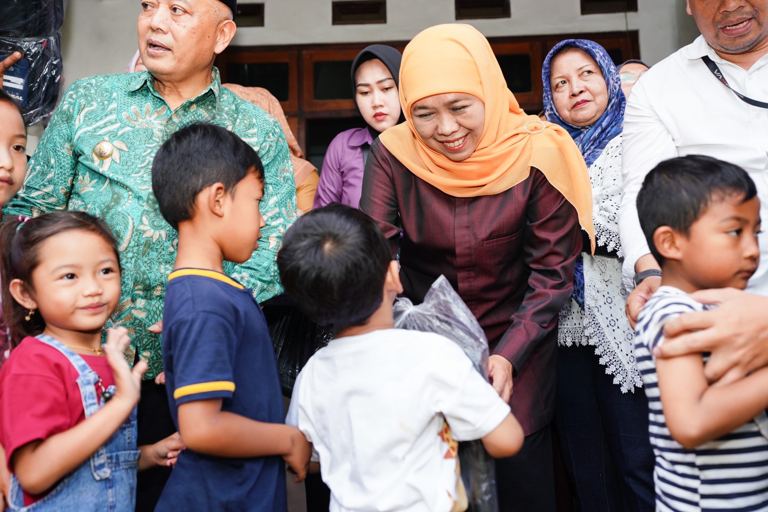 Gubernur Khofifah Wujudkan Cita-Cita Nanda Siswa SD di  Singosari Malang, Sepasang Anak Sapi Beserta Kandangnya Jadi Hadiah Istimewa