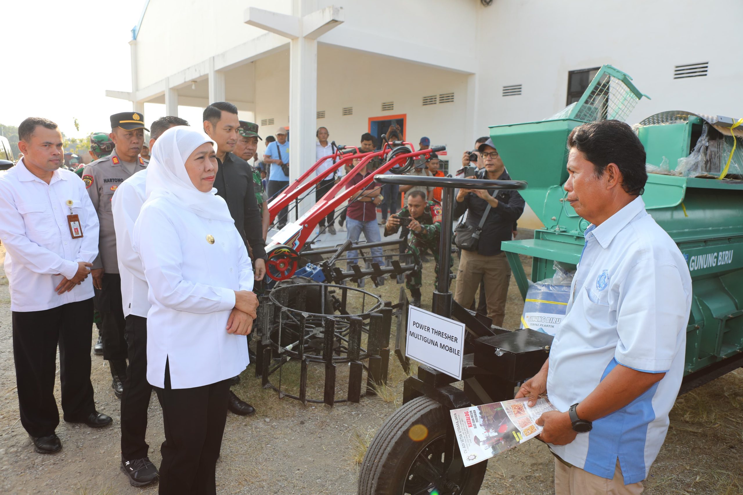 Modernisasi Pertanian Kunci Wujudkan Kedaulatan Pangan, Gubernur Khofifah Serahkan Alsintan ke 15 Gapoktan di Tuban, Perkuat Sentra Pangan Strategis Jawa Timur
