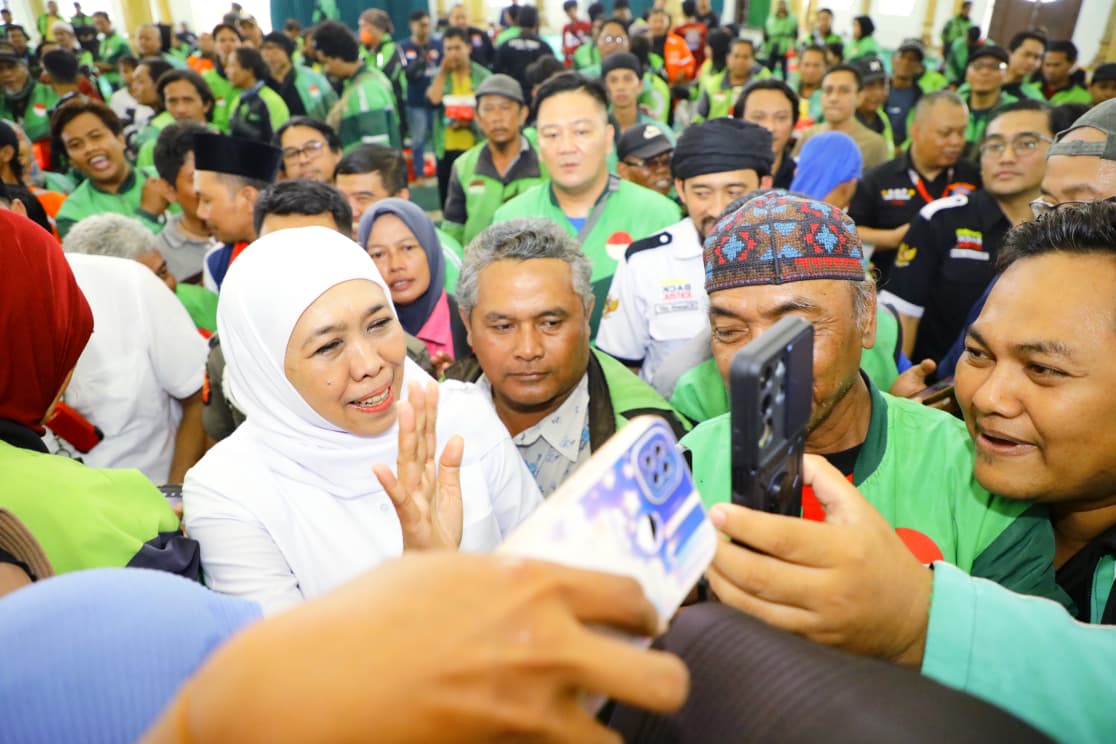 Di Masjid Kantor Gubernur, Khofifah Bersama Komunitas Ojol Panjatkan Doa untuk Affan